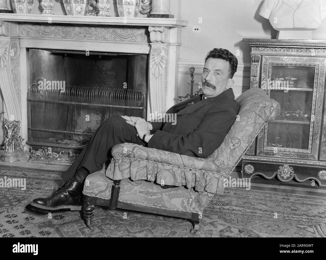 Reisen Sie nach Polen Warschau. Graf Adam Branicki, Bewohner und Besitzer von Wilanow Palace Annotation: Adam Branicki (1892-1947) war der letzte Privatbesitzer des Wilanow Palace. Bereits 1926 schenkte er dem Staat seine bedeutende Familienbibliothek. Nach einer wichtigen Rolle im polnischen Widerstand wurde er nach Russland abgeschoben. 1947 kehrte er schwer krank nach Polen zurück und starb kurz darauf Datum: 1934 Ort: Polen, Warschauer Schlüsselwörter: Adel, Interieur, Paläste, Porträts Personenname: Branicki, Adam Stockfoto