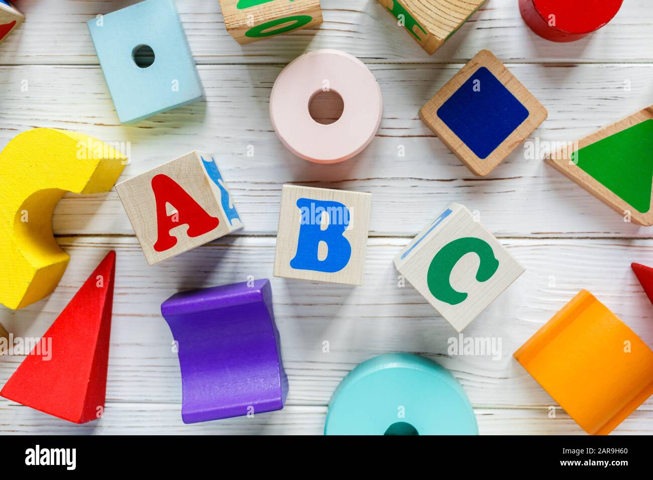 Holzspielzeuge trainieren auf weißem Backgroun. Spielzeugblöcke für Bildungseinrichtungen. Spielzeug für Kindergarten, Vorschule oder Kindertagesstätte. Platz für Text kopieren. Draufsicht Stockfoto