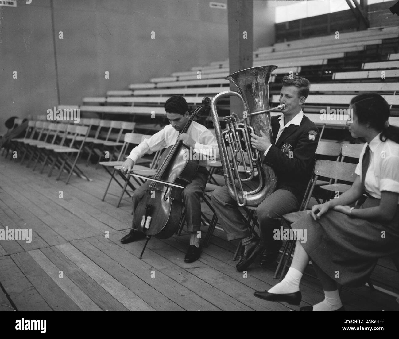 World Music Competition 1958 in Kerkrade, links Raphael Sommer (Cello