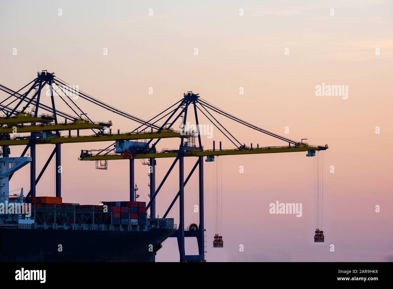 Hafenfreight Perspektive für Import und Export Stockfoto