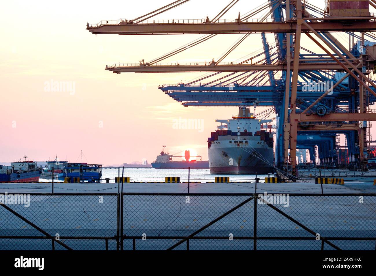 Hafenfreight Perspektive für Import und Export Stockfoto