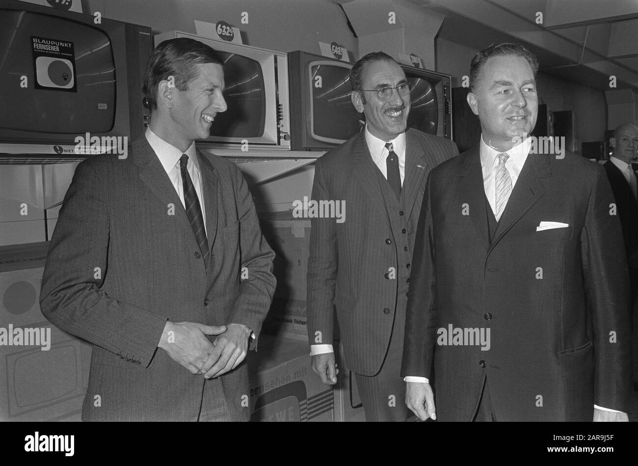 Alderman Hamm eröffnete den ersten Self Service Großhandel Makro Industriegebiet Amstel Datum: 31. Oktober 1968 Standort: Amsterdam, Noord-Holland Schlüsselwörter: Großhändler, Industriegebiete, Selbstbedienungsname: Amstel Institutionname: Makro Stockfoto
