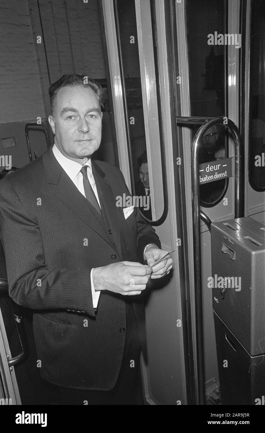 Selbstoperingstram Alderman G.K.J.M. Hamm stempelte seine Straßenbahnfahrkarte im ersten Amsterdamer Selbstfahrzug mit Stempelmaschine statt Schaffner. Datum: 18.November 1968 Ort: Amsterdam, Noord-Holland Schlagwörter: Öffentliche Verkehrsmittel, Straßenbahnen, Straßennamen: Hamm, G.K.J.M. Stockfoto