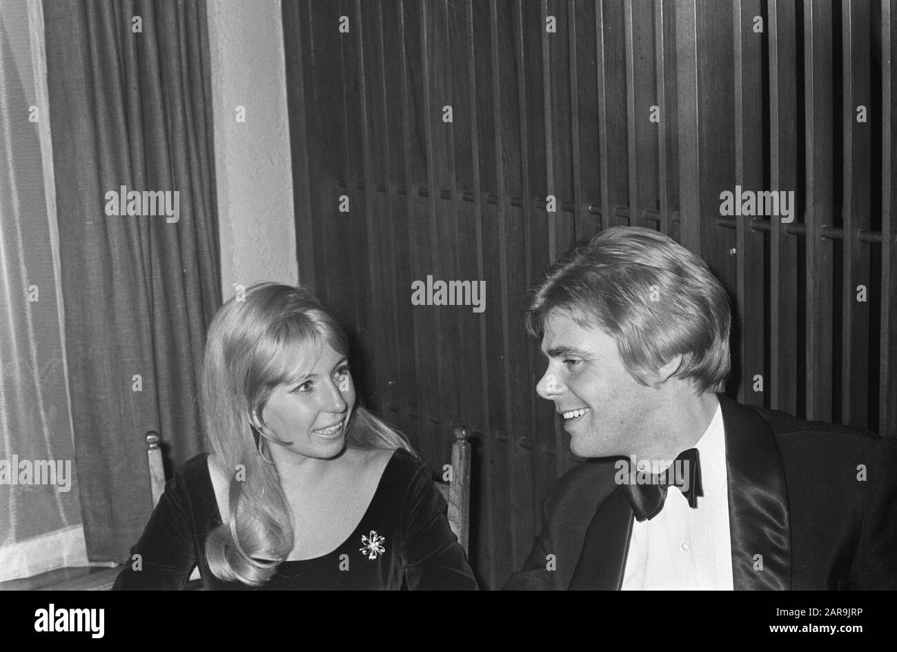 Prepremiere Des Films Funny Girl Im Kino Du Midi In Amsterdam Willeke Alberti L Mit Ihrem Mann Joop Oonk Bassistin Bei Den Jumping Jewels Datum 22 Februar 1969 Ort Amsterdam Noord Holland