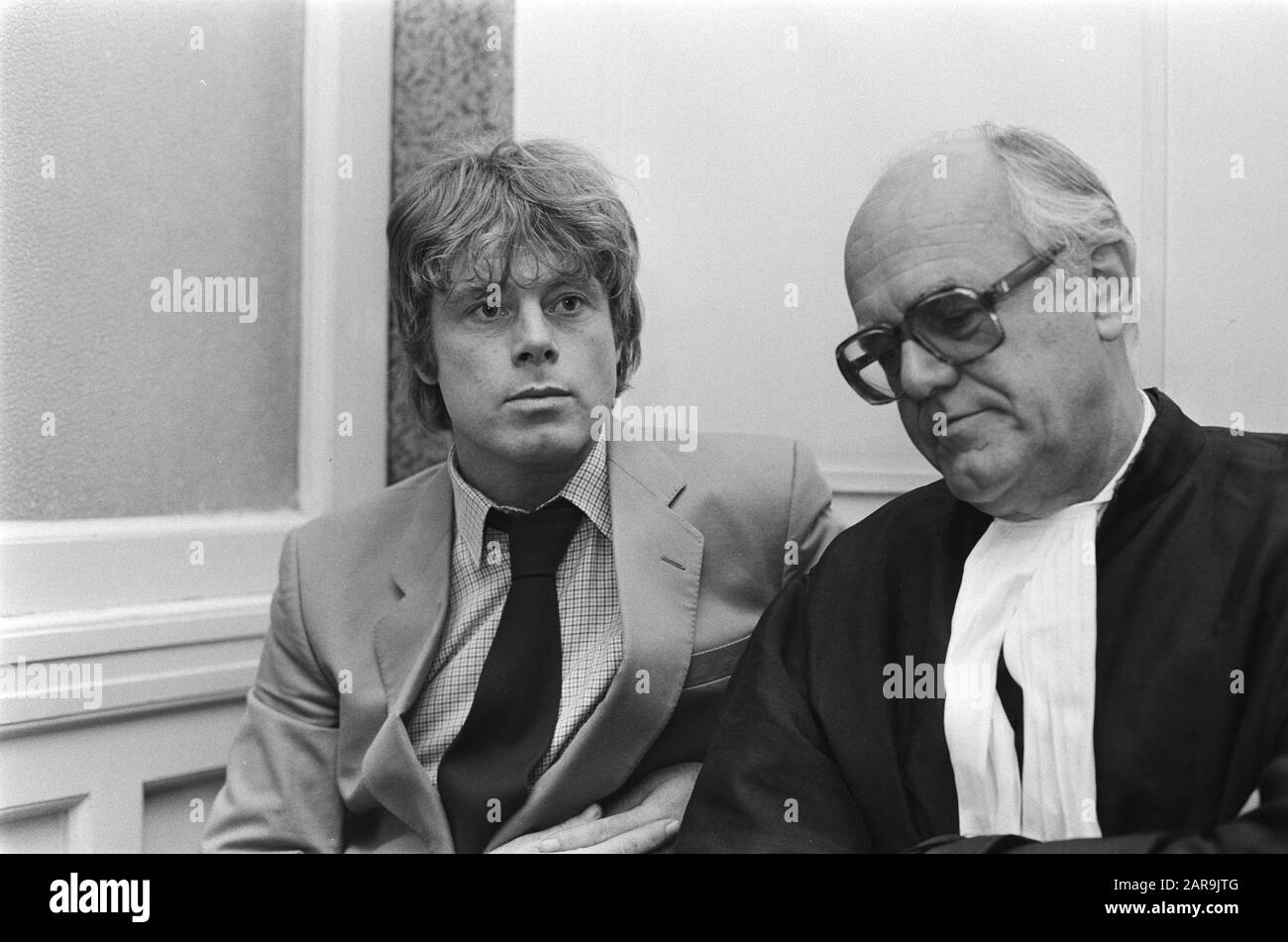 Kurzverfahren Willem Noise gegen Private Willem Noise (l) mit Anwalt mr. H.M. Voetelink Datum: 30. September 1980 Schlagwörter: Rechtsanwälte, Künstler, Prozesse, Gerichte Personenname: Noise, Willem, Voetelink, Name Der Einrichtung: Frau Willem Ruys Stockfoto