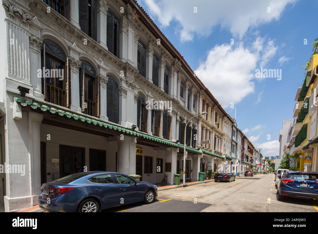 Eine lange Reihe von dreistöckigen, gut gepflegten Geschäften entlang der Trans Street, Singapur. Stockfoto