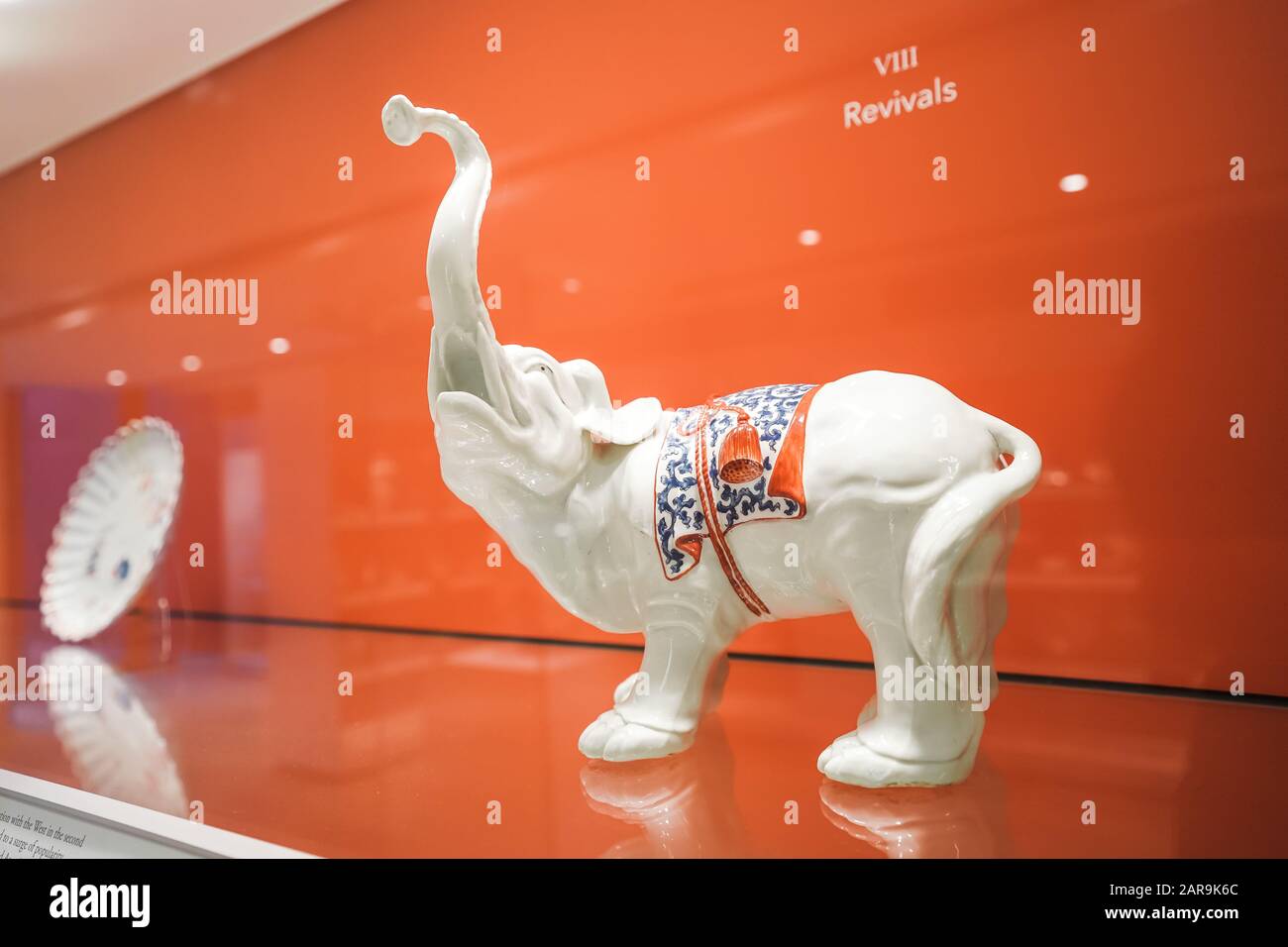 Porzellanelefant von Edme Samson aus Frankreich kopiert von einer origina japanischen Version aus dem Jahr 1680 Stockfoto