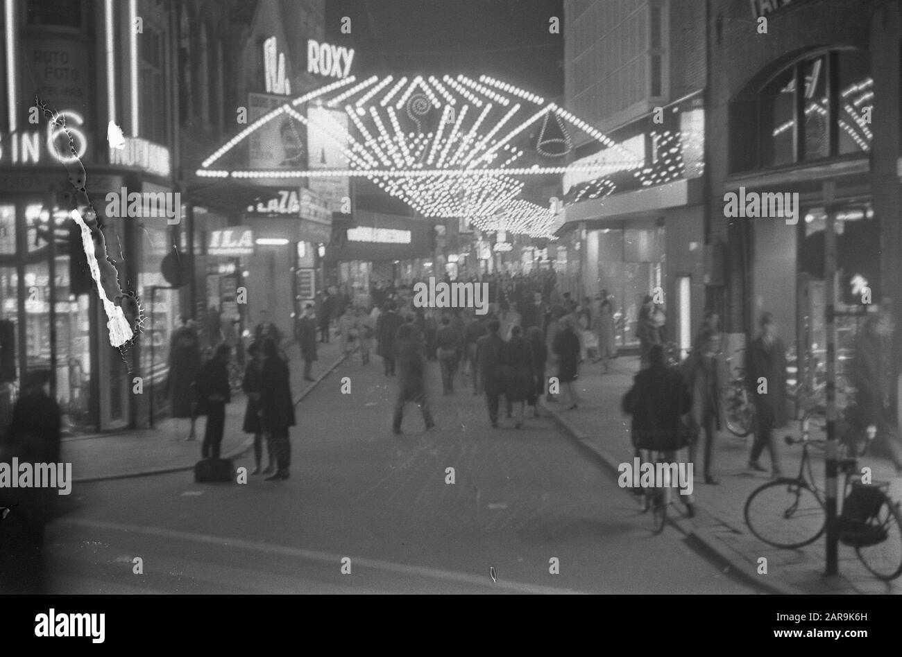 Geschäfte, die nachts in der beleuchteten Kalverstraat geöffnet sind Datum: 28. November 1968 Ort: Amsterdam, Noord-Holland Schlüsselwörter: Geschäfte Stockfoto