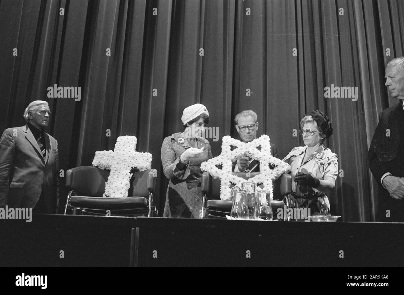 Expogé-Kongress im RAI in Amsterdam; Expogé ist der niederländische Verband expolitischer Gefangener aus der Besatzungszeit Weisses Kreuz und David Stern während der Eröffnung am 18. Juni 1975 Ort: Amsterdam , Noord-Holland Schlüsselwörter: Kongresse, David Stars, kreuzt den Namen Der Institution: RAI Stockfoto