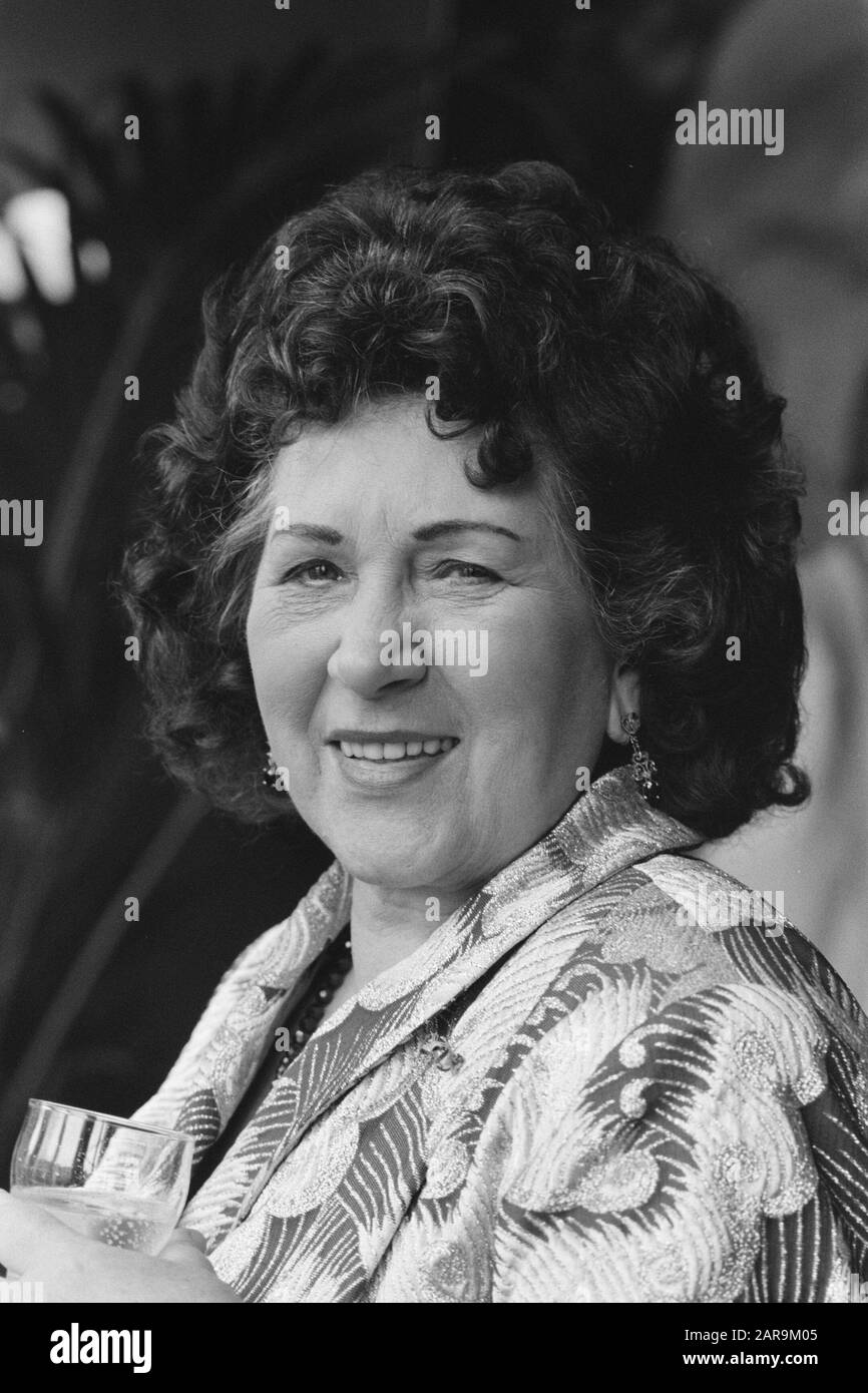 Sänger ohne Namen (Mary Servaes) in der Show von Sonja Barend im Zusammenhang mit der Trennung von Mary Servaes Datum: 20. Oktober 1987 Schlagwörter: Sänger Personenname: Barend, Sonja, Servaes- Bey, Mary Stockfoto