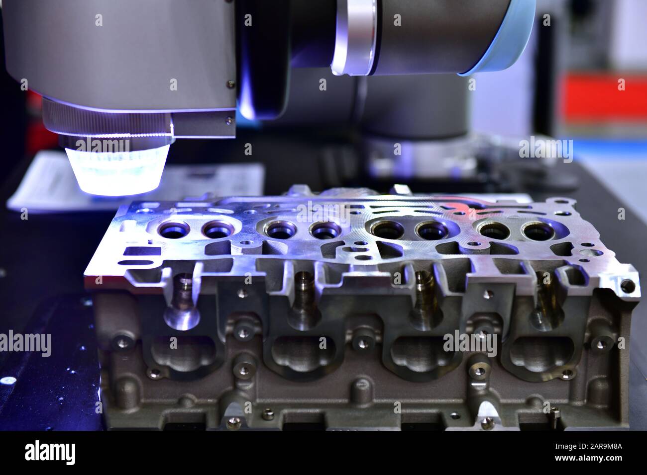 Nahaufnahme von Multisensor Vision CMM-Maschinen 3D für die Inspektion hochpräziser Teile während der Arbeit in der Industrie Stockfoto