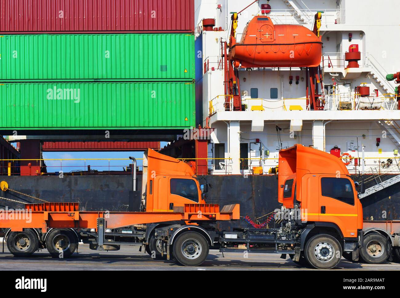 Industrielle Logistik und Transport von Lastkraftwagen im Containerhof für Logistik- und Cargo-Geschäft im Versandhafen Stockfoto