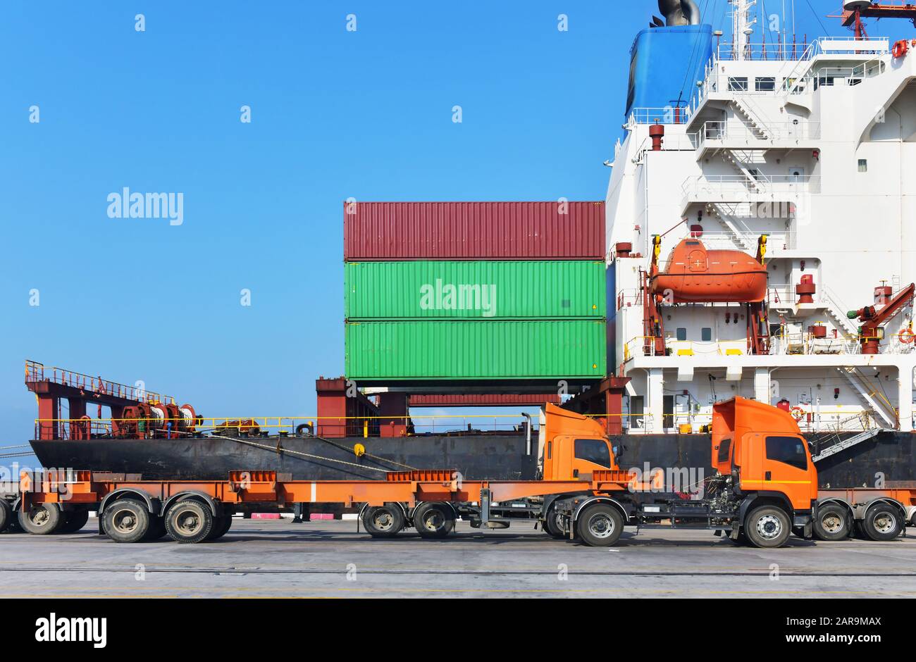Industrielle Logistik und Transport von Lastkraftwagen im Containerhof für Logistik- und Cargo-Geschäft im Versandhafen Stockfoto