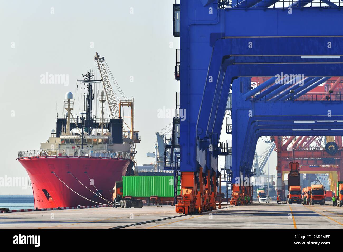 Industrielle Logistik und Transport von Lastkraftwagen im Containerhof für Logistik- und Cargo-Geschäft im Versandhafen Stockfoto