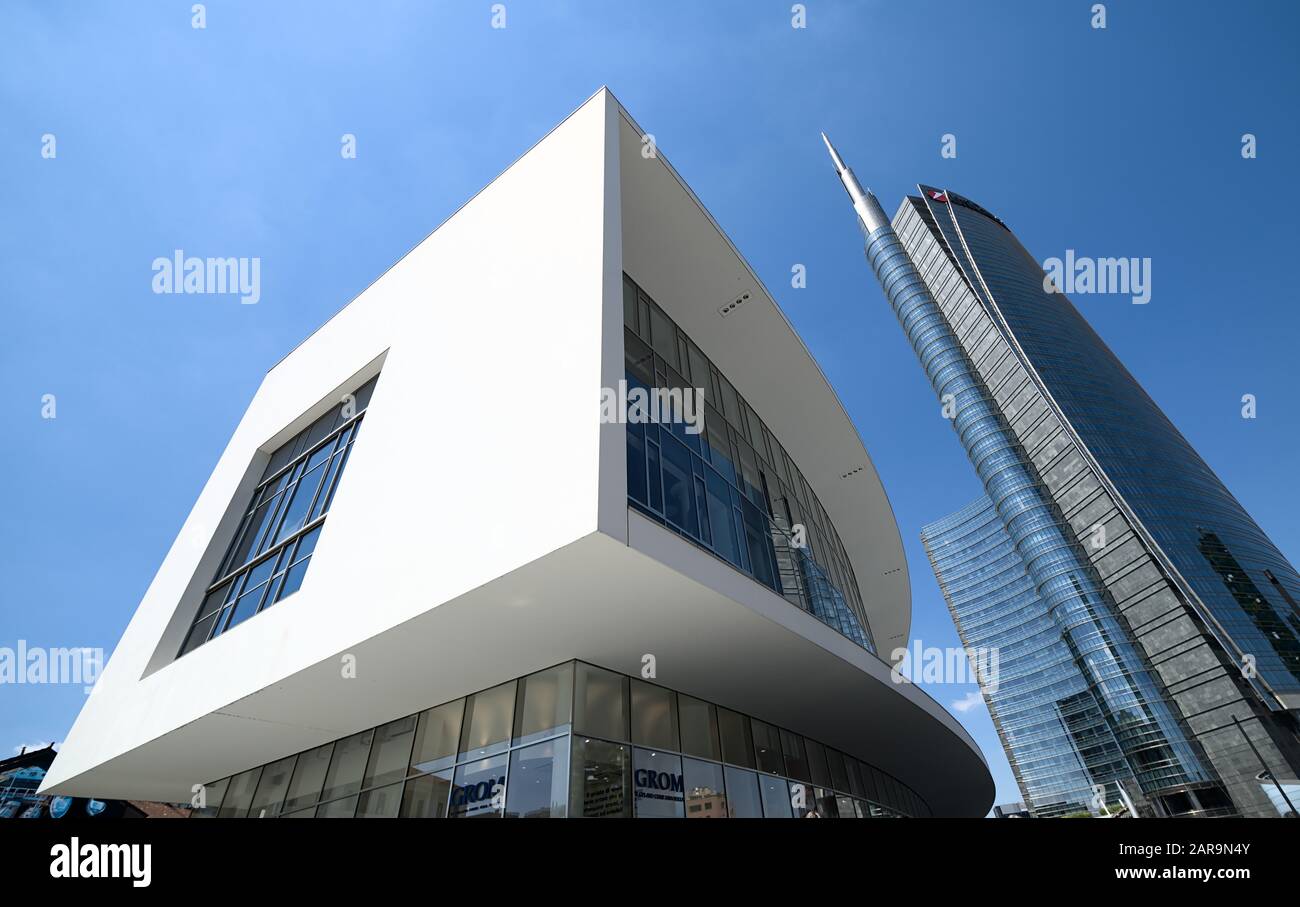 Ultraweiter Blick auf Den Unicredit Turm (231 m, von Cesar Pelli, 2011) und das Bürogebäude auf der Piazza Gae Aulenti, Mailand, Italien Stockfoto