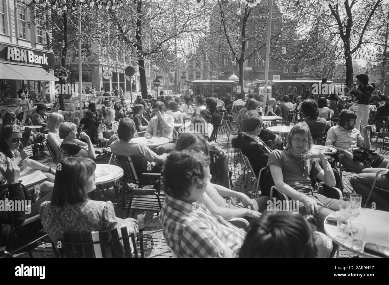 Sommertag im Frühling; Menschen auf der Terrasse Leidseplein Datum: 6. Mai 1976 Schlagwörter: Terrasse Stockfoto