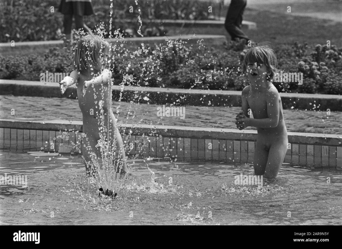 Sommertag im Frühling; Kinder, die in Teich spielen Datum: 6. Mai 1976 Stichwörter: Teiche Stockfoto