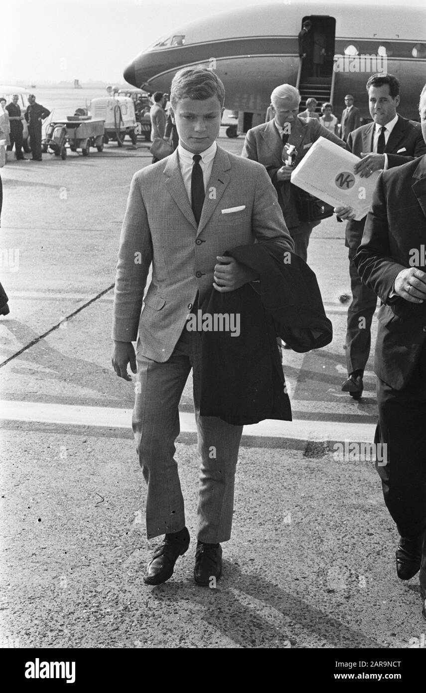 Der schwedische Prinz Gustaaf II., der in Schiphol nach Irland durchläuft, Datum: 1. August 1963 Stockfoto
