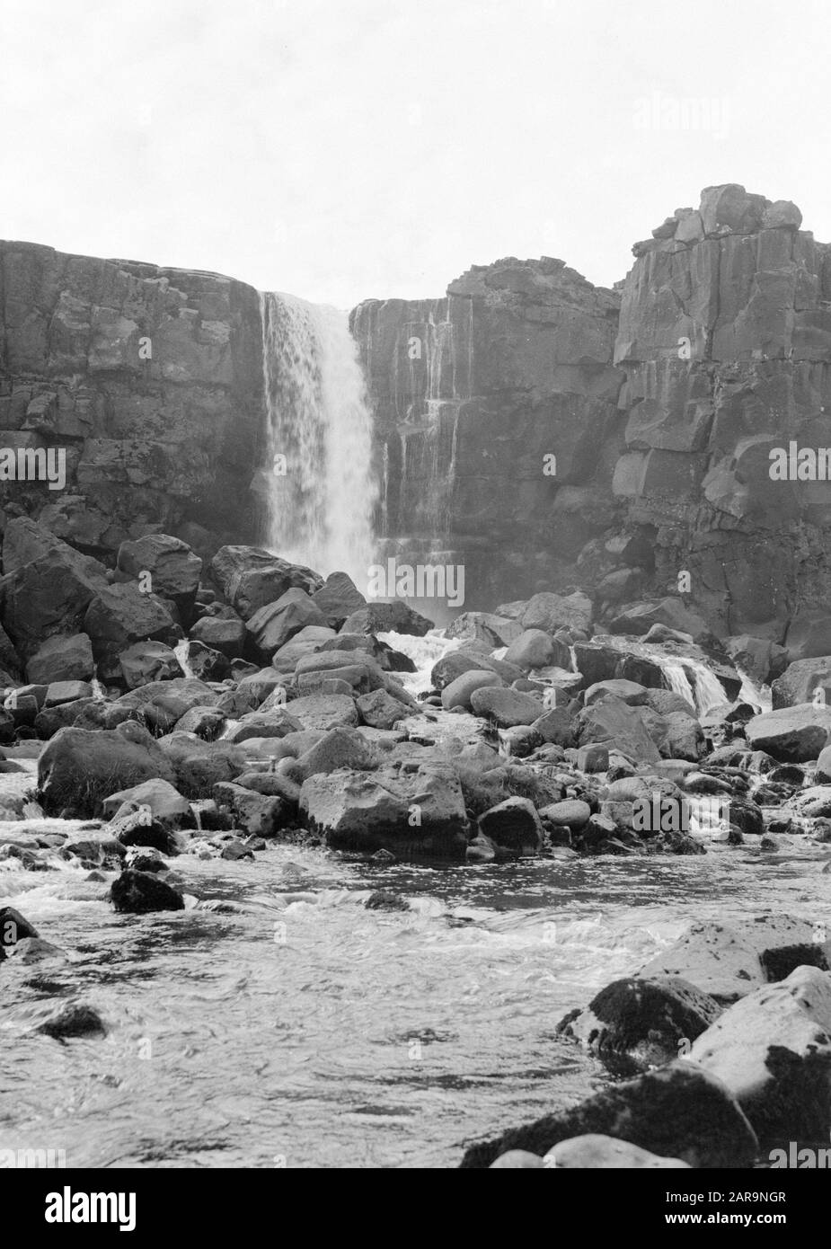 Island ÃxarÃ ¡rfoss (Ax-Fluss-Wasserfall) ist ein 20 Meter hoher Wasserfall im Nationalpark Ãingvellir Datum: 1934 Ort: Island, ÃxarÃ ¡rfoss, Ãingvellir Schlüsselwörter: Landschaften, Nationalparks, Flüsse, Felsen, Wasserfälle Stockfoto