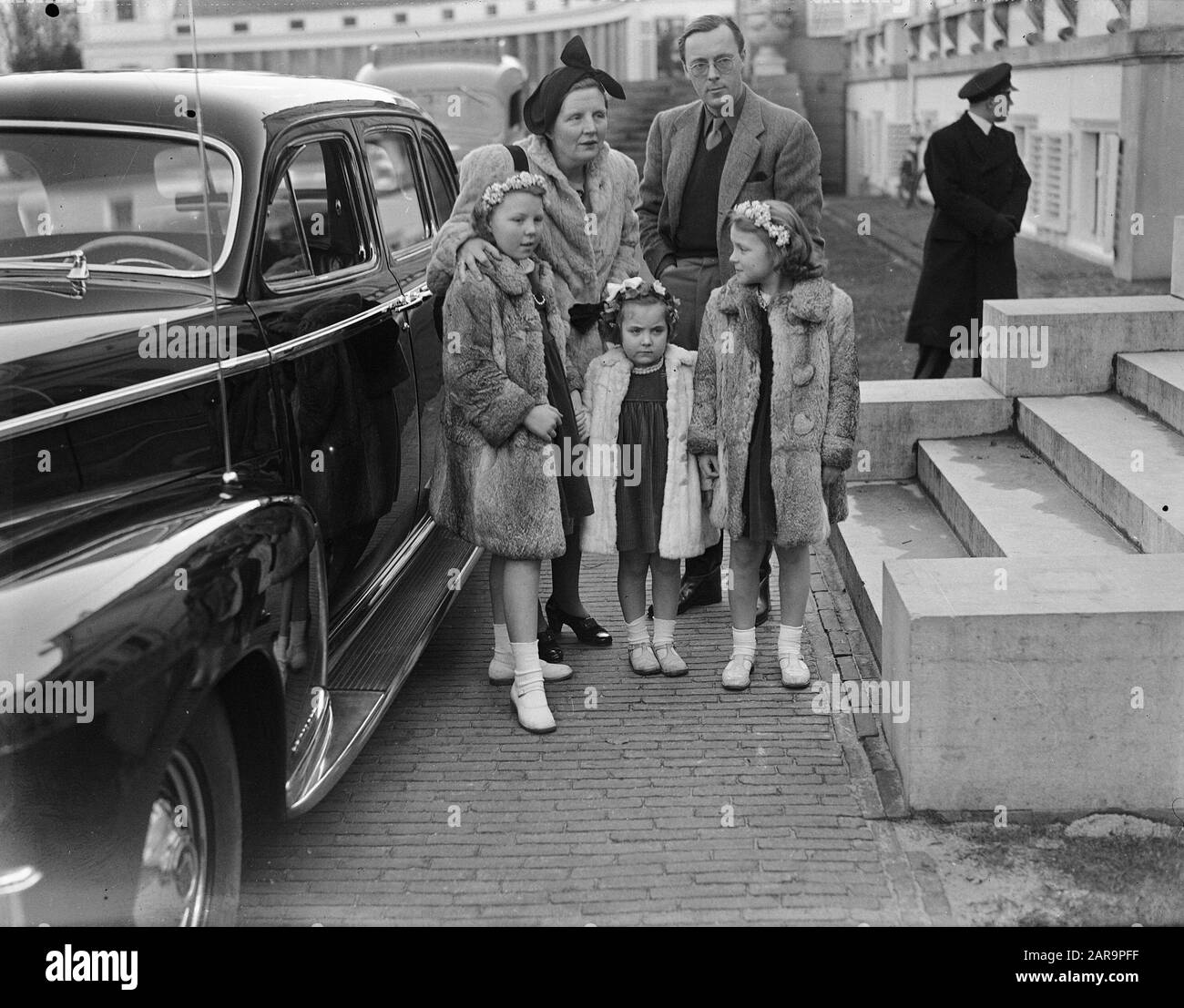 Prinzessin Beatrix viertes zehnjähriges Jubiläum. Die Fürstliche Familie in Soestdijk Datum: 31. Januar 1948 Ort: Soestdijk Schlüsselwörter: Prinzessinnen, Geburtstage persönlicher Name: Beatrix (Prinzessin Niederlande), Bernhard (Prinz Niederlande), Irene (Prinzessin Niederlande), Juliana (Königin Niederlande), Margrit (Prinzessin Niederlande) Stockfoto