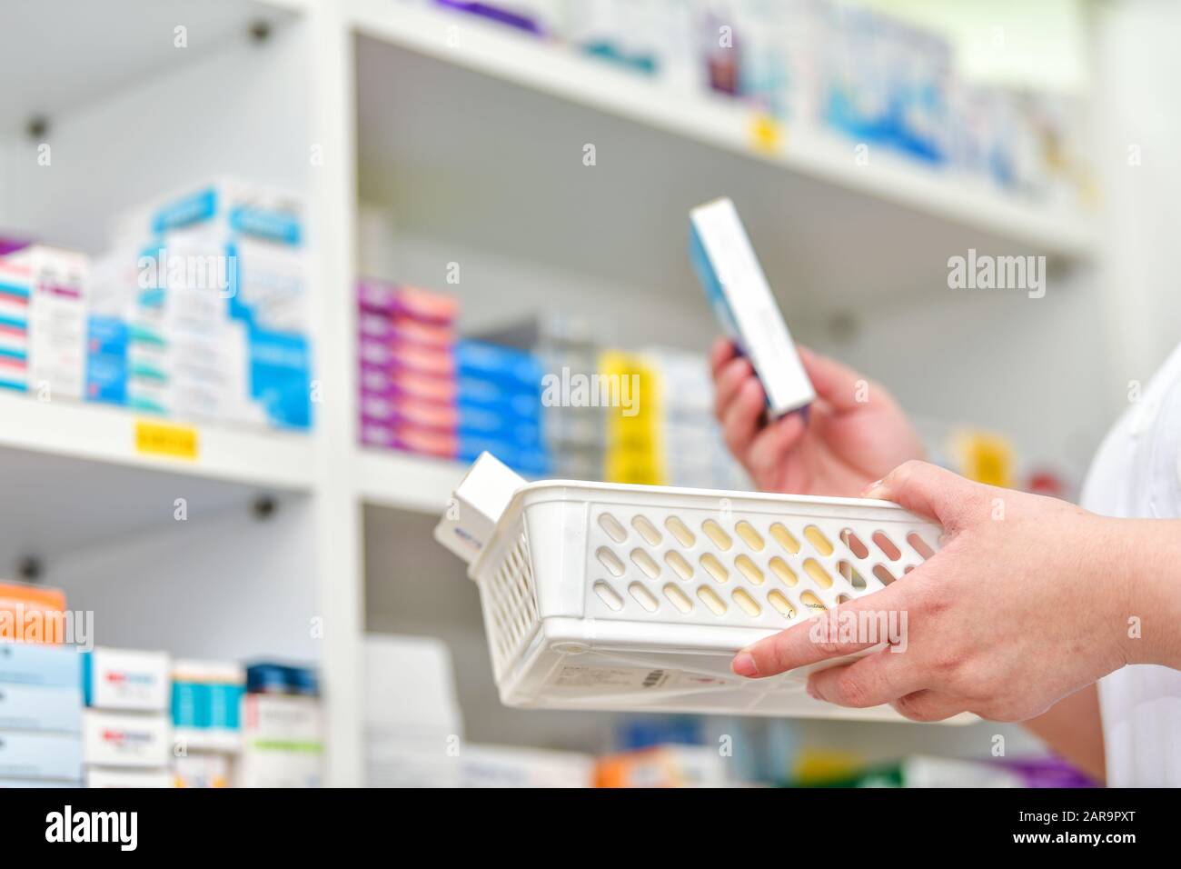 Apotheker füllt Rezept in Apotheke Drogerie Stockfoto