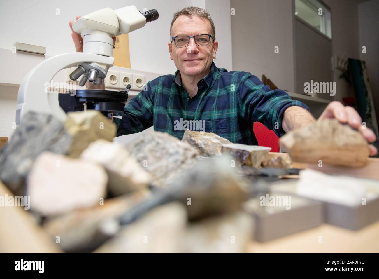 Erlangen, Deutschland. Januar 2020. Daniel Köhn, Professor für Tectonik (Geologie), sitzt am Mikroskop an der Friedrich-Alexander-Universität. Köhn ist einer von vielen Wissenschaftlern, die wegen der Brexit-Entscheidung aus Großbritannien geflohen sind. Köhn lehrt und forscht heute an der Universität Erlangen-Stadt. (Zur dpa "Wollte bleiben - wie Forscher vor dem Brexit nach Bayern fliehen" vom 27.01.2020) Credit: Daniel Karmann / dpa / Alamy Live News Stockfoto