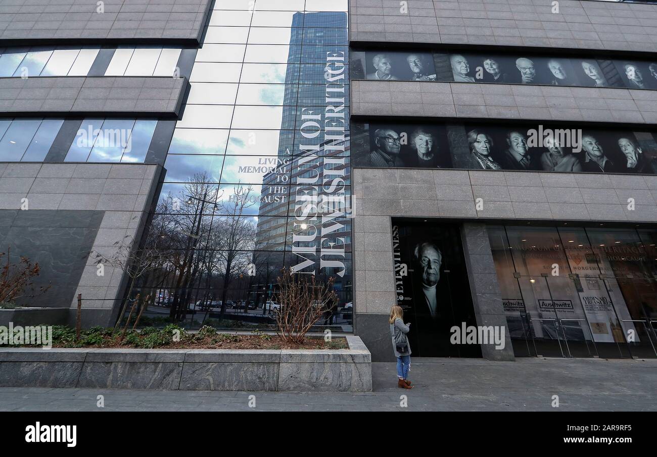 Ein Blick auf das Museum of Jewish Heritage 'A Living Memorial To The Holocaust' in Lower Manhattan. Das Museum of Jewish Heritage, EIN Lebendiges Denkmal für den Holocaust ist der Beitrag New Yorks zur globalen Verantwortung, niemals zu vergessen. Das Museum engagiert sich für die entscheidende Aufgabe, verschiedene Besucher vor, während und nach dem Holocaust über das jüdische Leben zu informieren. Als Ort der Erinnerung ermöglicht das Museum Holocaust-Überlebenden, durch protokollierte Zeugenaussagen zu sprechen und greift auf reiche Sammlungen zurück, um die jüdische Geschichte und Erfahrung zu beleuchten. Als öffentliche Geschichtseinrichtung bietet es int Stockfoto