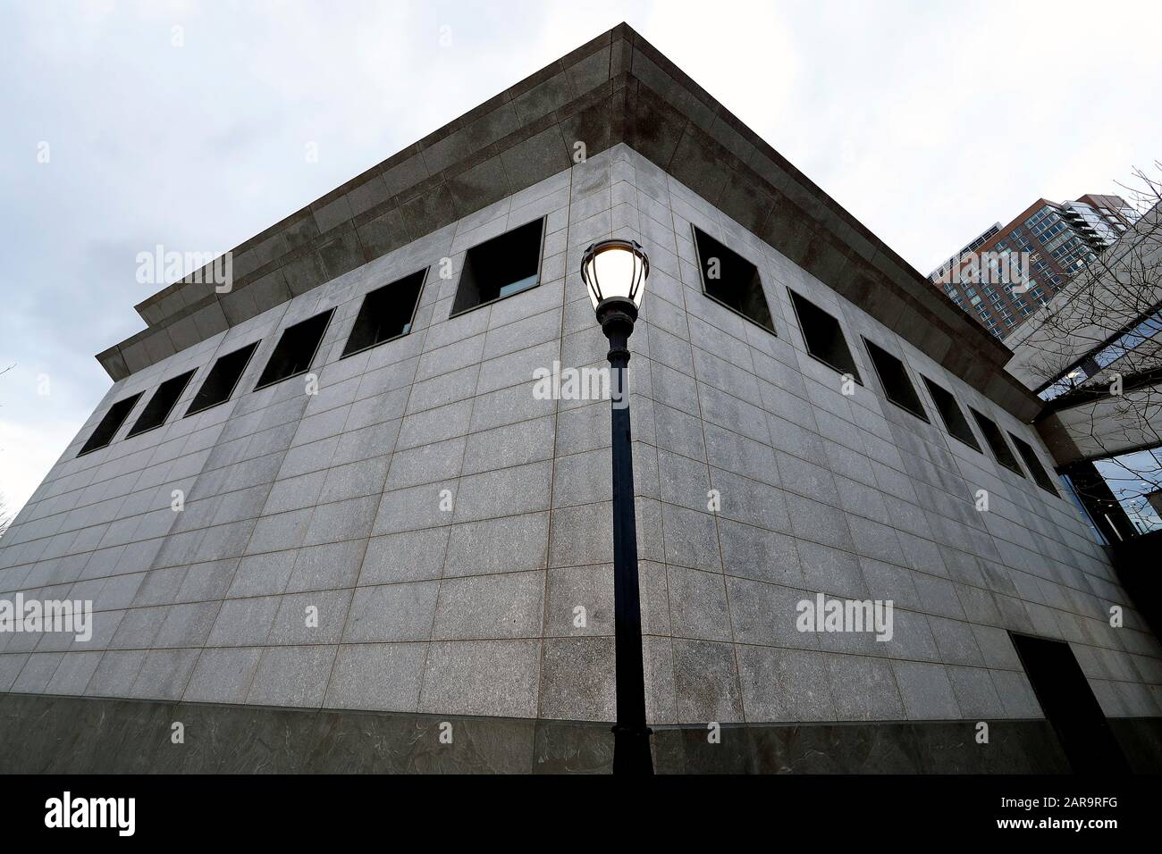 Ein Blick auf das Museum of Jewish Heritage 'A Living Memorial To The Holocaust' in Lower Manhattan. Das Museum of Jewish Heritage, EIN Lebendiges Denkmal für den Holocaust ist der Beitrag New Yorks zur globalen Verantwortung, niemals zu vergessen. Das Museum engagiert sich für die entscheidende Aufgabe, verschiedene Besucher vor, während und nach dem Holocaust über das jüdische Leben zu informieren. Als Ort der Erinnerung ermöglicht das Museum Holocaust-Überlebenden, durch protokollierte Zeugenaussagen zu sprechen und greift auf reiche Sammlungen zurück, um die jüdische Geschichte und Erfahrung zu beleuchten. Als öffentliche Geschichtseinrichtung bietet es int Stockfoto