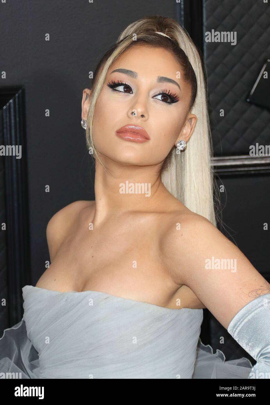 Los Angeles, Vereinigte Staaten. Januar 2020. Los ANGELES, KALIFORNIEN, USA - 26. JANUAR: Die Sängerin Ariana Grande, die ein individuelles Giambattista Valli Kleid mit Christian Louboutin Schuhen trägt, kommt zu den 62. GRAMMY Awards, die am 26. Januar 2020 im Staples Center in Los Angeles, Kalifornien, Vereinigte Staaten abgehalten werden. (Foto von Xavier Collin/Image Press Agency) Credit: Image Press Agency/Alamy Live News Stockfoto