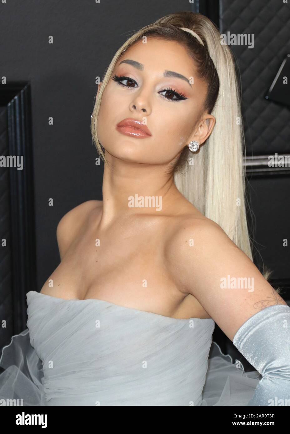 Los Angeles, Vereinigte Staaten. Januar 2020. Los ANGELES, KALIFORNIEN, USA - 26. JANUAR: Die Sängerin Ariana Grande, die ein individuelles Giambattista Valli Kleid mit Christian Louboutin Schuhen trägt, kommt zu den 62. GRAMMY Awards, die am 26. Januar 2020 im Staples Center in Los Angeles, Kalifornien, Vereinigte Staaten abgehalten werden. (Foto von Xavier Collin/Image Press Agency) Credit: Image Press Agency/Alamy Live News Stockfoto