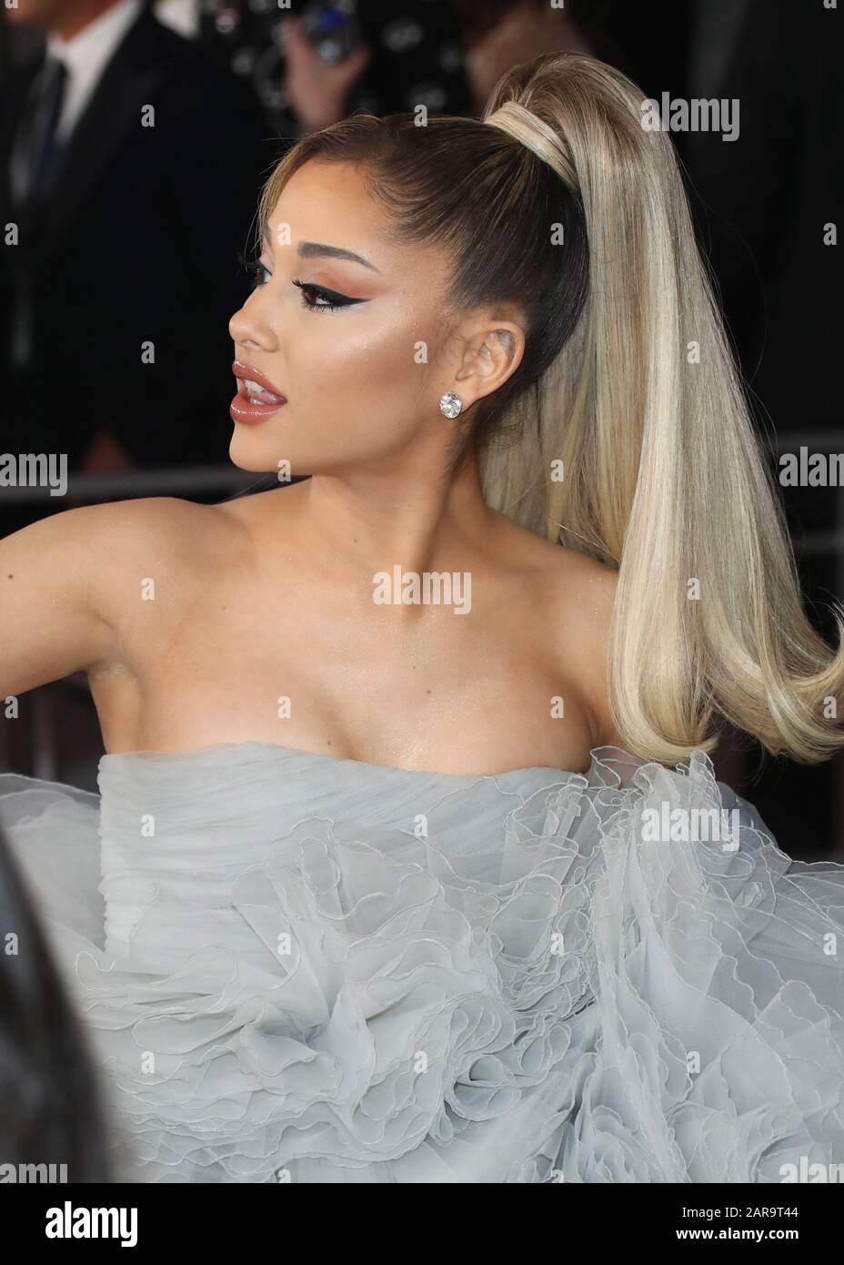 Los Angeles, Vereinigte Staaten. Januar 2020. Los ANGELES, KALIFORNIEN, USA - 26. JANUAR: Die Sängerin Ariana Grande, die ein individuelles Giambattista Valli Kleid mit Christian Louboutin Schuhen trägt, kommt zu den 62. GRAMMY Awards, die am 26. Januar 2020 im Staples Center in Los Angeles, Kalifornien, Vereinigte Staaten abgehalten werden. (Foto von Xavier Collin/Image Press Agency) Credit: Image Press Agency/Alamy Live News Stockfoto