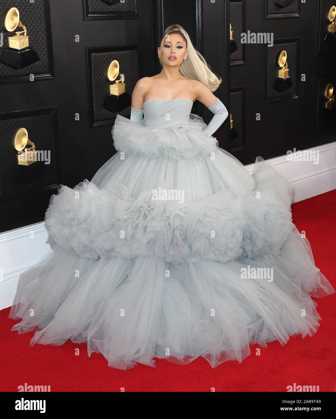 Los Angeles, Vereinigte Staaten. Januar 2020. Los ANGELES, KALIFORNIEN, USA - 26. JANUAR: Die Sängerin Ariana Grande, die ein individuelles Giambattista Valli Kleid mit Christian Louboutin Schuhen trägt, kommt zu den 62. GRAMMY Awards, die am 26. Januar 2020 im Staples Center in Los Angeles, Kalifornien, Vereinigte Staaten abgehalten werden. (Foto von Xavier Collin/Image Press Agency) Credit: Image Press Agency/Alamy Live News Stockfoto