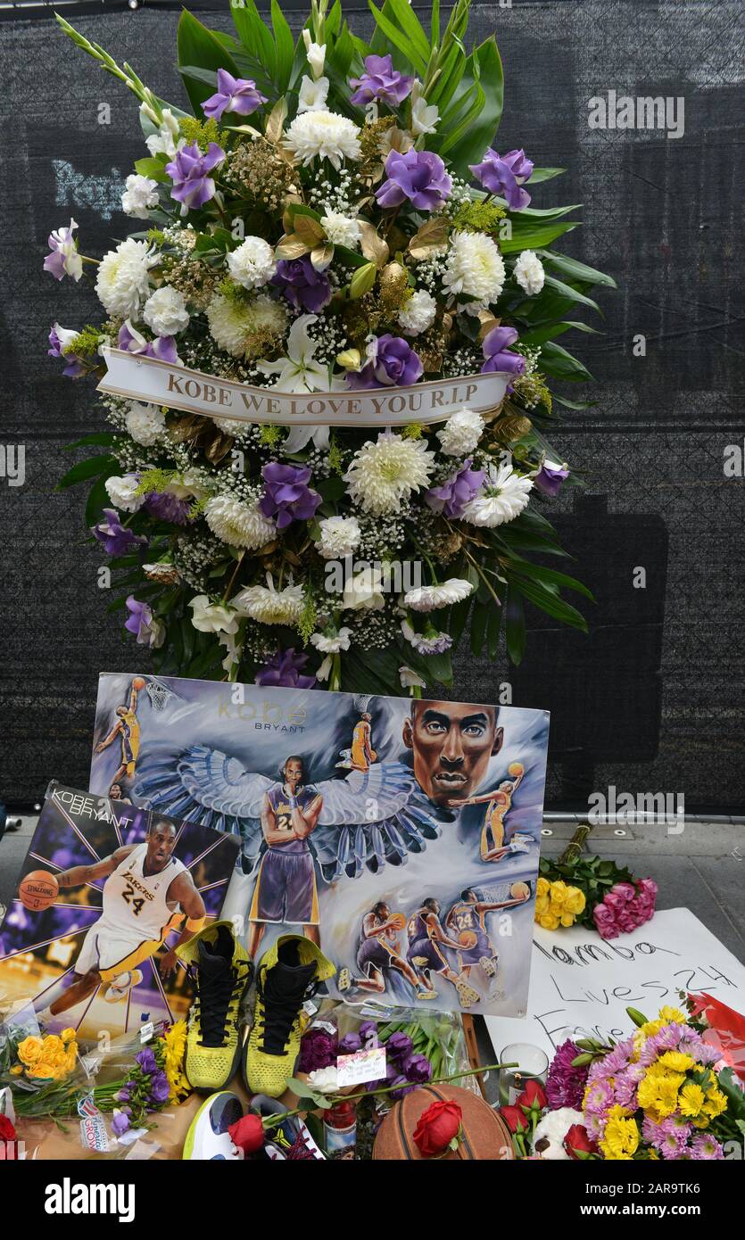 Akte: Basketballfans bringen Blumen und Andenken am Sonntag, 26. Januar 2020, zu einer provisorischen Gedenkstätte für den Los Angeles Lakers-Star Kobe Bryant im Staples Center in Los Angeles. Bryant wurde zusammen mit seiner 13-jährigen Tochter Gianna heute bei einem Hubschrauberabsturz in Calabasas, Kalifornien, getötet. Foto von Christine Chew/UPI Credit: UPI/Alamy Live News Stockfoto