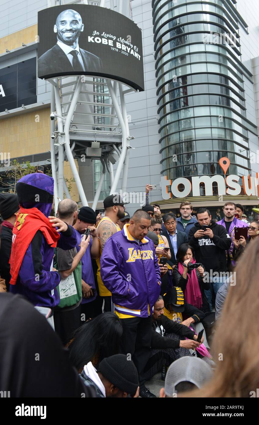 Akte: Basketballfans bringen Blumen und Andenken am Sonntag, 26. Januar 2020, zu einer provisorischen Gedenkstätte für den Los Angeles Lakers-Star Kobe Bryant im Staples Center in Los Angeles. Bryant wurde zusammen mit seiner 13-jährigen Tochter Gianna heute bei einem Hubschrauberabsturz in Calabasas, Kalifornien, getötet. Foto von Christine Chew/UPI Credit: UPI/Alamy Live News Stockfoto