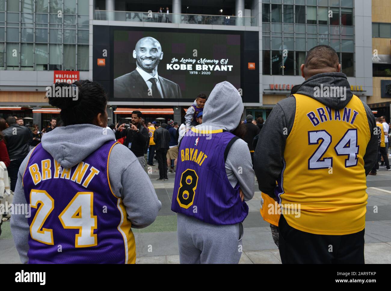 Akte: Basketballfans nehmen am Sonntag, 26. Januar 2020, an einer provisorischen Gedenkstätte für den Los Angeles Lakers-Star Kobe Bryant im Staples Center in Los Angeles an. Bryant wurde zusammen mit seiner 13-jährigen Tochter Gianna heute bei einem Hubschrauberabsturz in Calabasas, Kalifornien, getötet. Foto von Christine Chew/UPI Credit: UPI/Alamy Live News Stockfoto