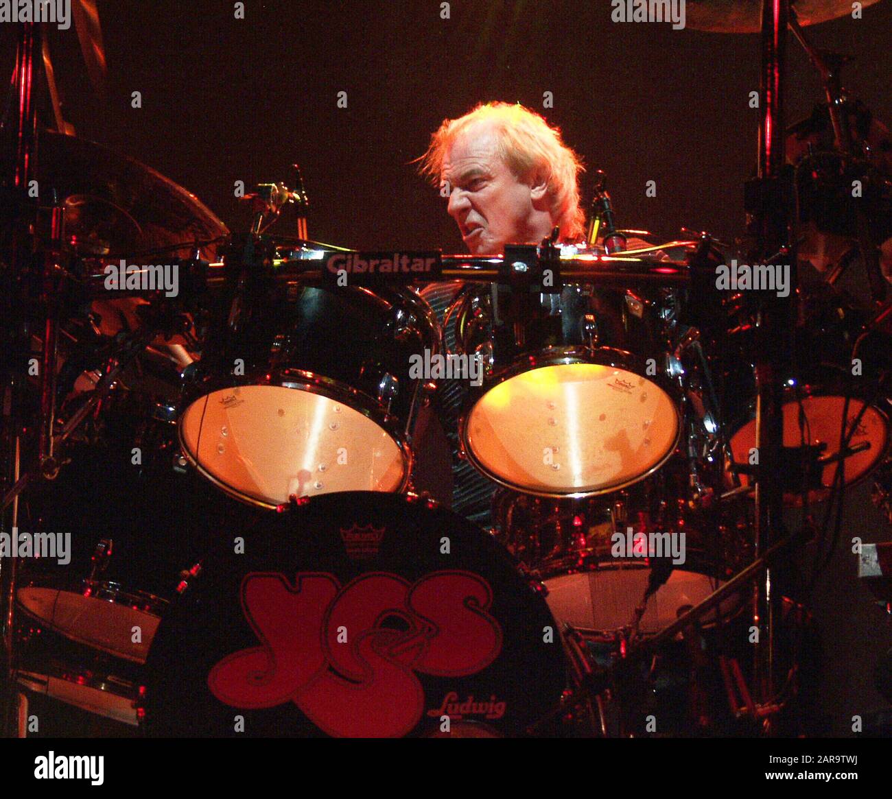 25. Oktober: Alan White von YES tritt am 25. Oktober 2002 im Chastain Park Amphitheatre in Atlanta, Georgia auf. Kredit: Chris McKay / MediaPunch Stockfoto