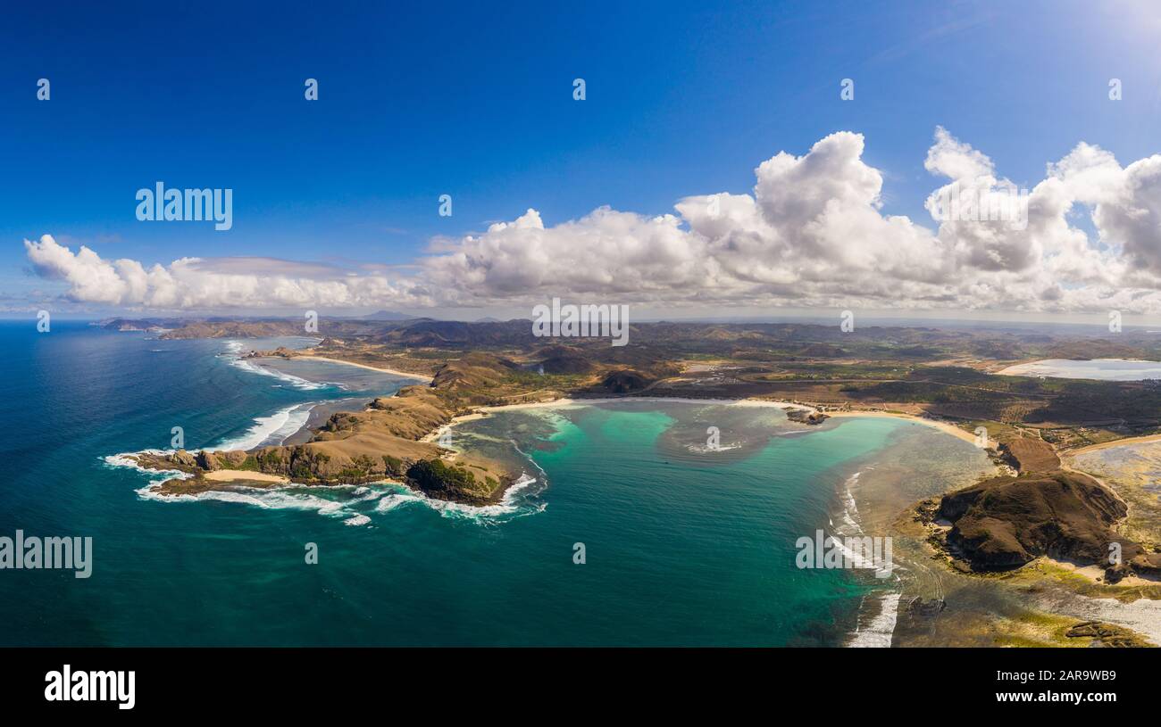 Panoramablick auf den atemberaubenden Strand Tanjung Aan im Süden Lombok in Indonesien Stockfoto