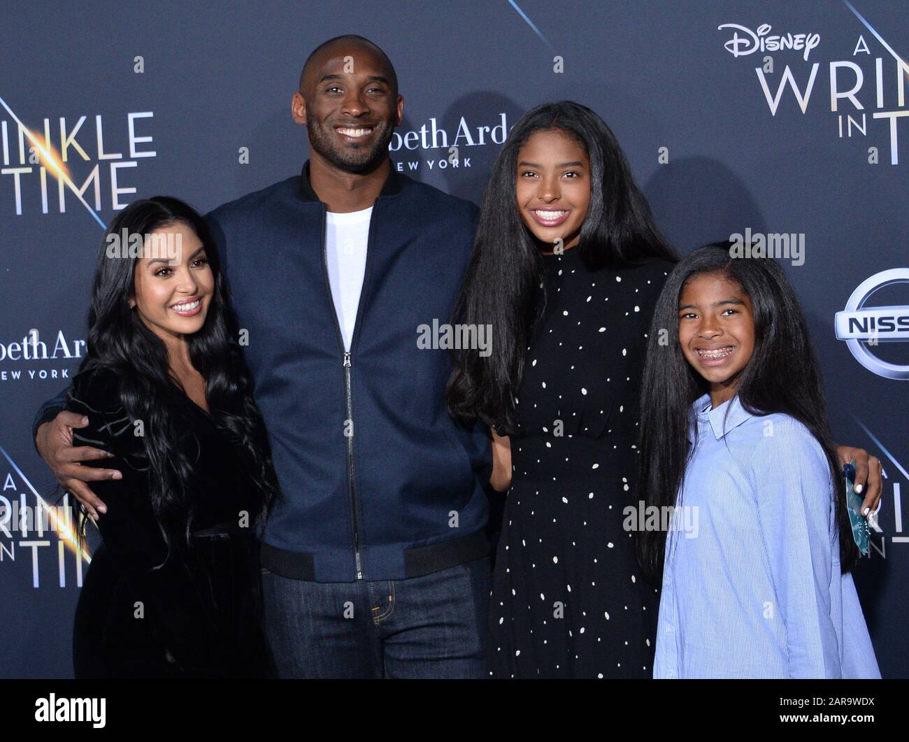 Datei: Los Angeles, Vereinigte Staaten. Januar 2020. In diesem Dateifoto vom 26. Februar 2018 besuchen der ehemalige NBA-Spieler Kobe Bryant, seine Frau Vanessa (L) und ihre Töchter Natalia und Gianna (R) die Premiere der Sci-Fi-Film-Fantasy "A Wrinkle in Time" im El Capitan Theatre in Los Angeles. Kobe Bryant und seine 13-jährige Tochter Gianna wurden am Sonntag, 267. Januar 2020, bei einem Hubschrauberabsturz in Calabasas, Cali9fornia getötet. Foto von Jim Ruymen/UPI Credit: UPI/Alamy Live News Stockfoto