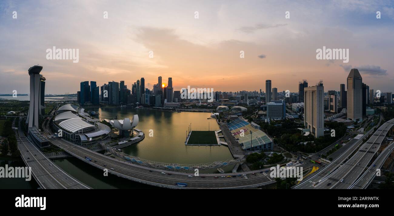 Singapur - 03. November 2019: Luftbild des Verkehrs auf einer Autobahn mit der berühmten Skyline des Geschäftsviertels von Singapur bei Sonnenuntergang im Hintergrund Stockfoto
