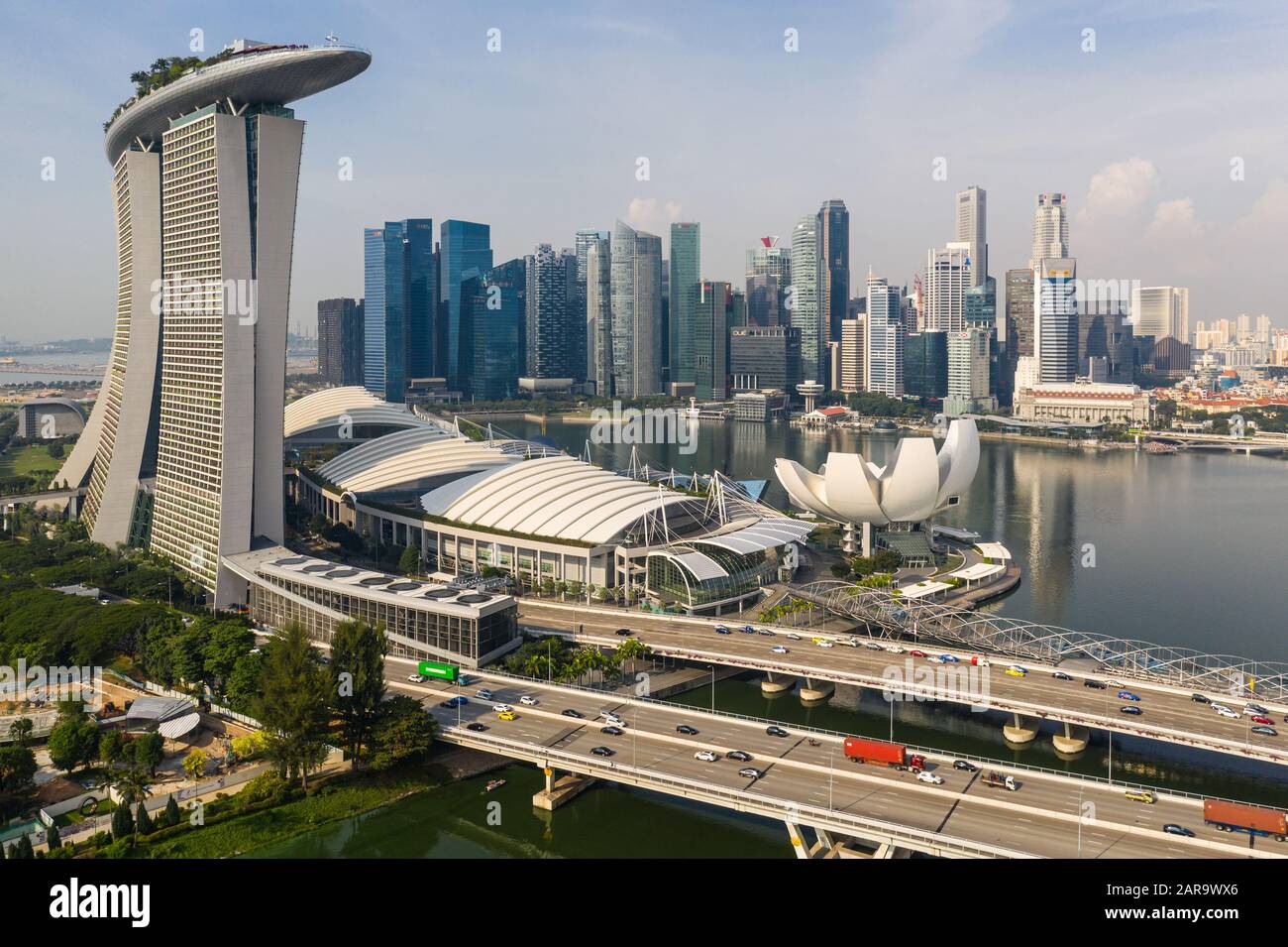 Singapur - 04. November 2019: Luftbild des Verkehrs auf einer Autobahn mit der berühmten Skyline des Geschäftsviertels Singapur und dem Marina Bay Sands Stockfoto