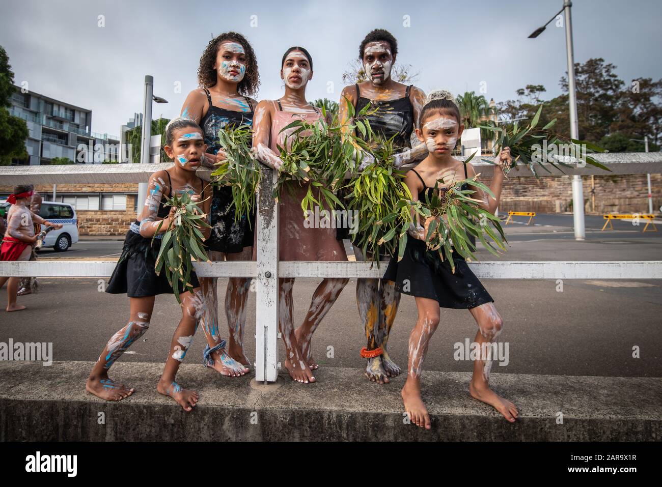 Beschreibung: Sydney, NSW, Australien, 26. Januar 2020: Australier feiern die älteste lebende Kultur der Welt im Barangaroo Reserve, Sydney. Stockfoto