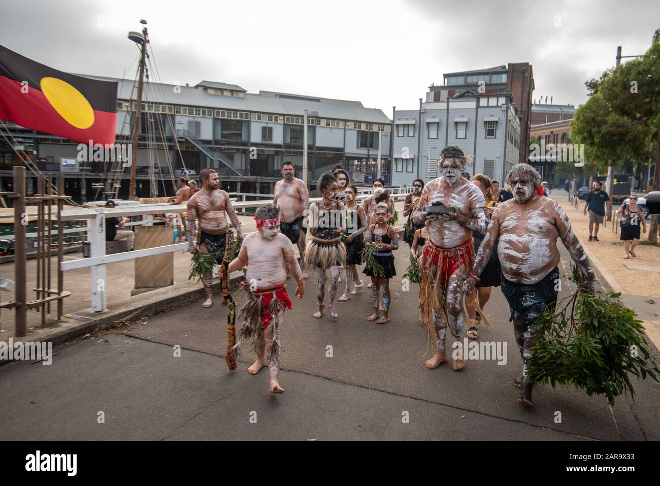 Beschreibung: Sydney, NSW, Australien, 26. Januar 2020: Australier feiern die älteste lebende Kultur der Welt im Barangaroo Reserve, Sydney. Stockfoto