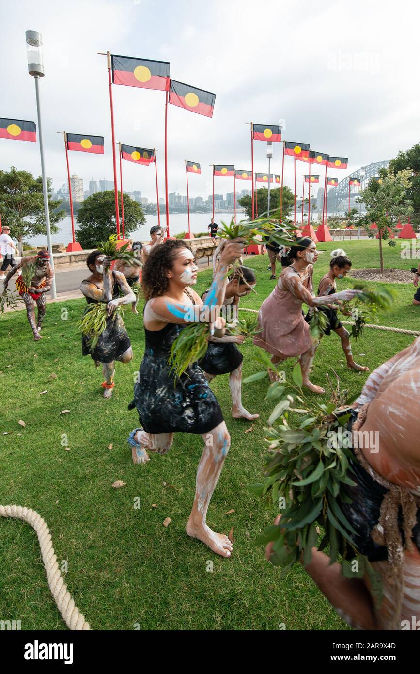 Beschreibung: Sydney, NSW, Australien, 26. Januar 2020: Australier feiern die älteste lebende Kultur der Welt im Barangaroo Reserve, Sydney. Stockfoto