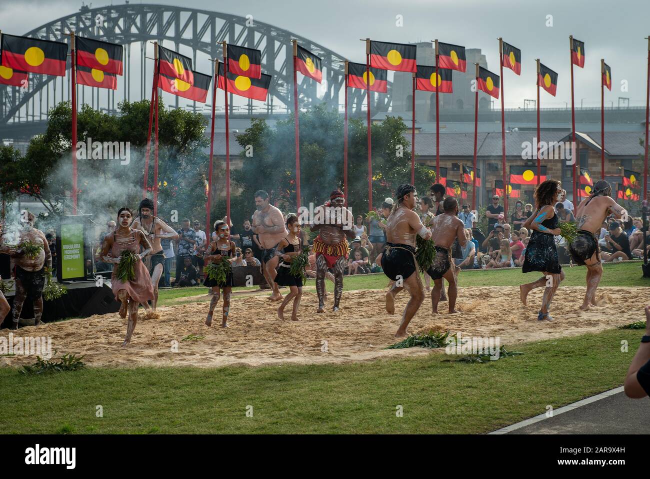 Beschreibung: Sydney, NSW, Australien, 26. Januar 2020: Australier feiern die älteste lebende Kultur der Welt im Barangaroo Reserve, Sydney. Stockfoto