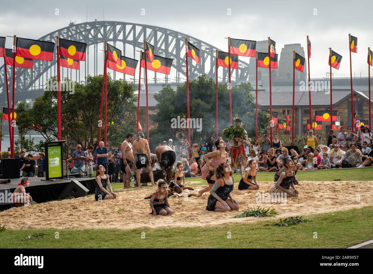 Beschreibung: Sydney, NSW, Australien, 26. Januar 2020: Australier feiern die älteste lebende Kultur der Welt im Barangaroo Reserve, Sydney. Stockfoto