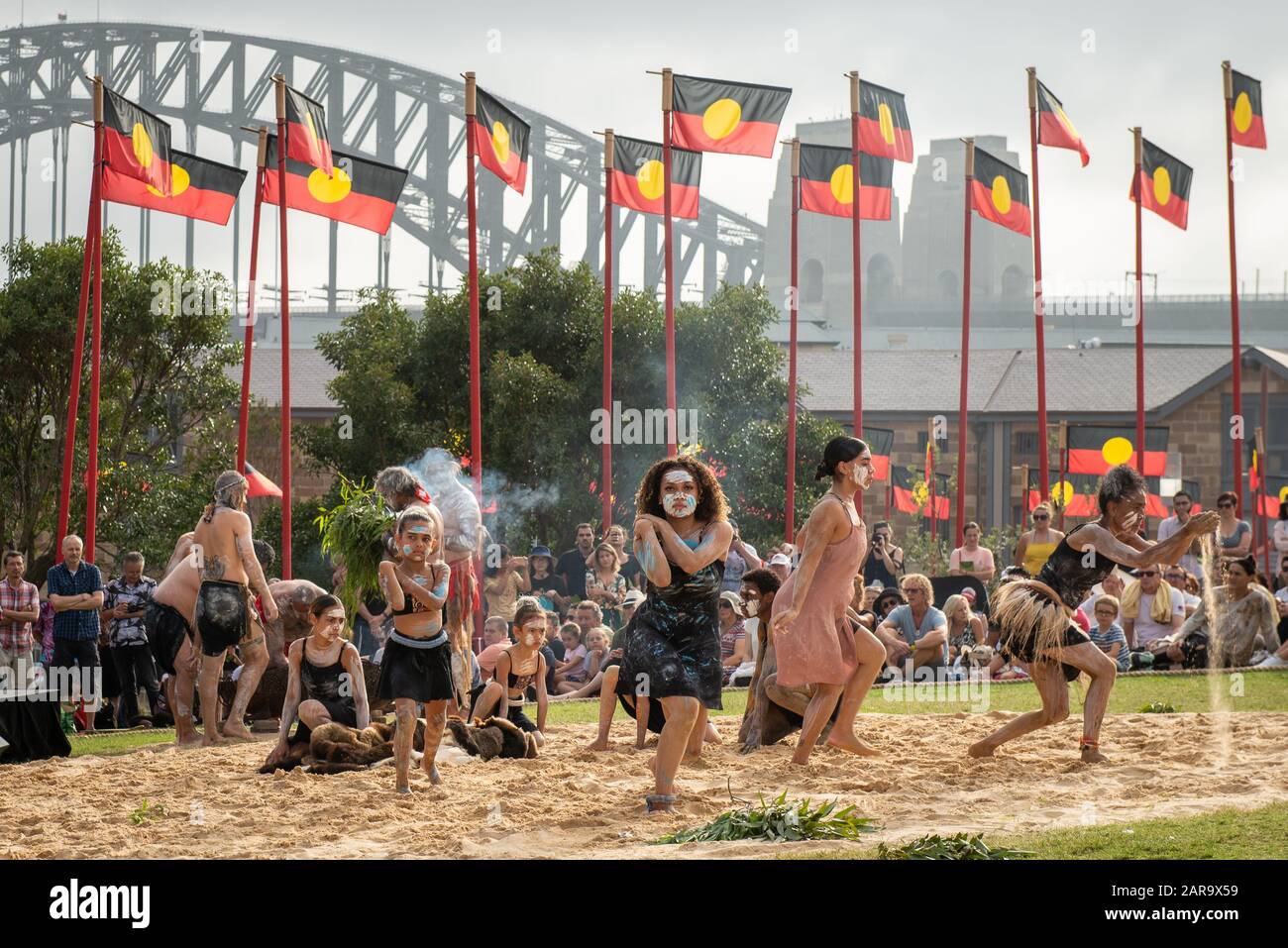 Beschreibung: Sydney, NSW, Australien, 26. Januar 2020: Australier feiern die älteste lebende Kultur der Welt im Barangaroo Reserve, Sydney. Stockfoto