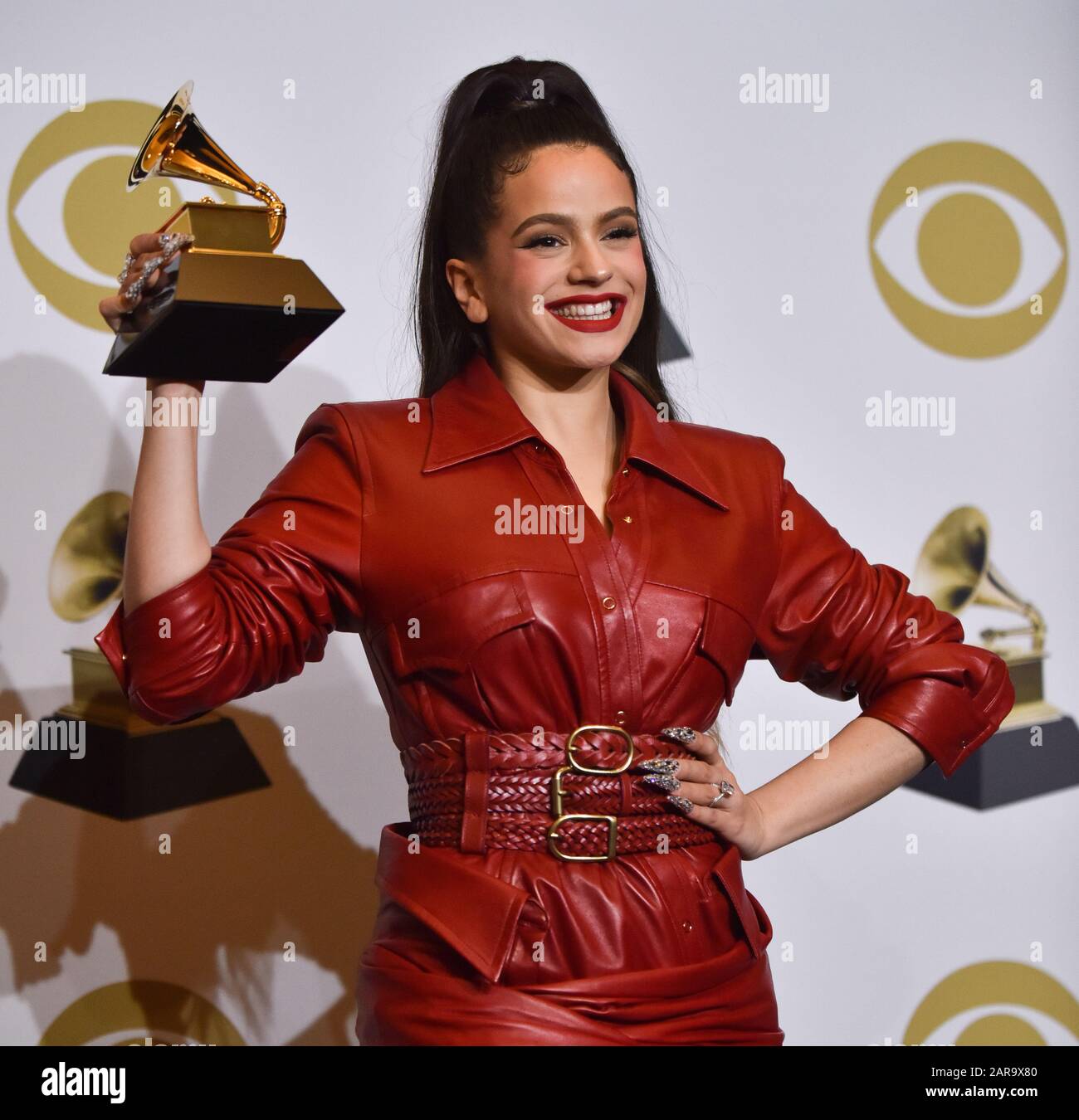 Los Angeles, CA, USA. Januar 2020. Rosalia erscheint hinter ihrer Bühne mit ihrem Preis für Den Besten Latin Rock, Urban oder Alternative Album für "El Mal Querer", während der 62. Grammy Awards, die jährlich im Staples Center in Los Angeles am Sonntag, 26. Januar 2020, vergeben werden. Foto von Christine Chew/UPI Credit: UPI/Alamy Live News Stockfoto