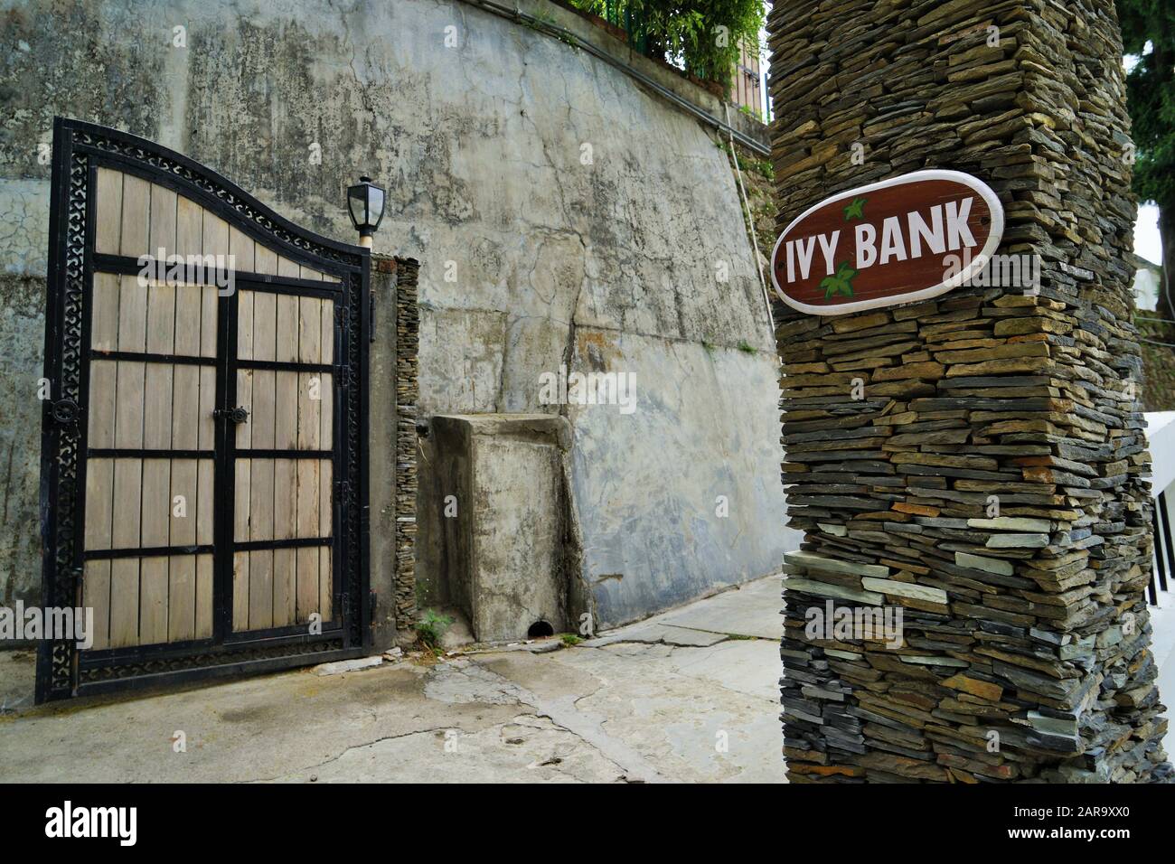 Eingangstor von Ivy Bank Guest House, Char Dukan, Chakkar Road, Landour, Mussoorie, Uttarakhand, Indien, Asien Stockfoto