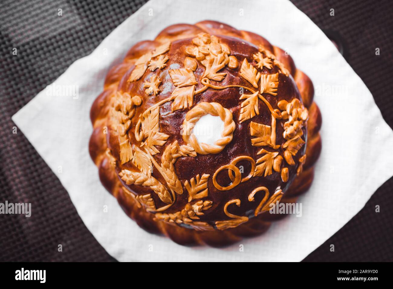 Traditionelles russisches hausgemachtes Brot Karavay bei der Hochzeitsfeier Stockfoto