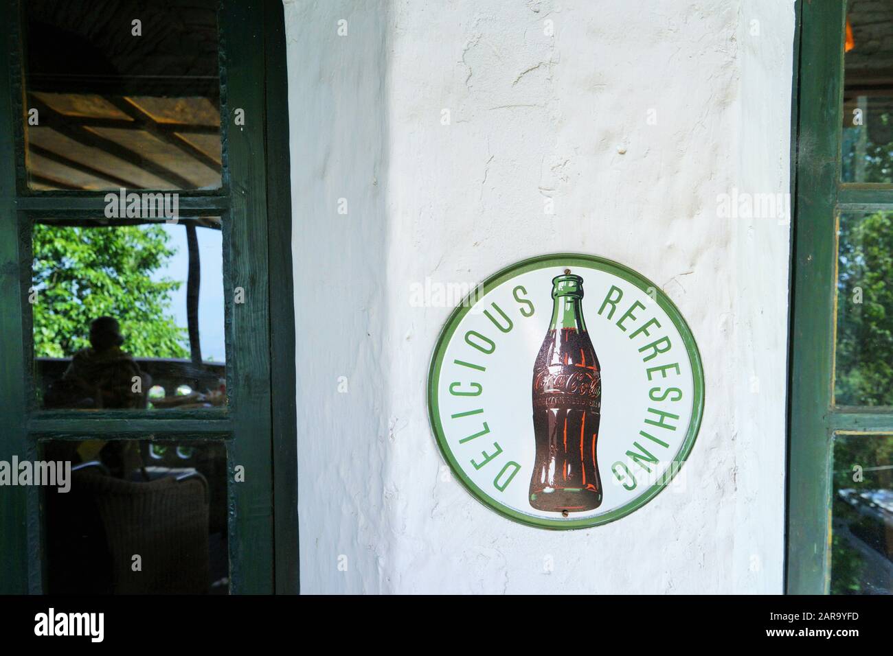 Vintage Coca-Cola-Schild, Emilys Esszimmer, Rokeby Manor, Landour, Mussoorie, Uttarakhand, Indien Stockfoto